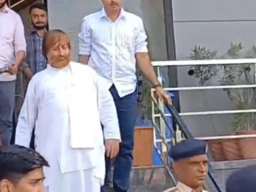 11 साल बाद आसाराम से मिला बेटा नारायण साईं:गुजरात कोर्ट से मिली 5 दिन की जमानत, यात्रा-पुलिस सुरक्षा का खर्च खुद ही उठाया 1 gif 21 4 1751024852 nVvE9a