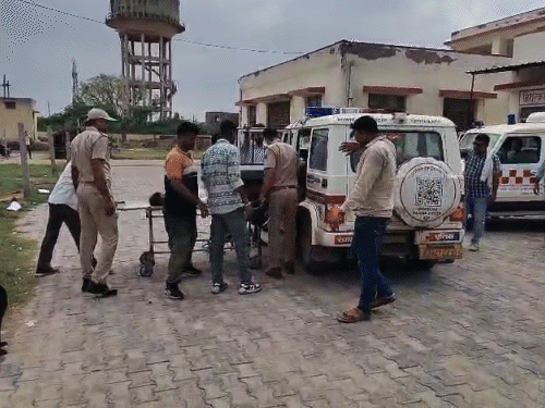पुलिस और गो तस्करों के बीच मुठभेड़, 1 की मौत:30 मिनट तक दोनों तरफ से हुई फायरिंग; 3 पुलिसकर्मियों के बुलेटप्रूफ जैकेट में लगी गोली 1 gif 22 3 1750243806 pBz3yD