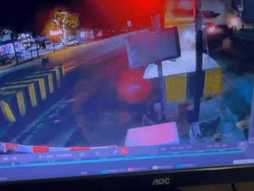 उदयपुर में बेकाबू ट्रेलर ने टोल बूथ को किया चकनाचूर:2 फीट के डिवाइडर पर चढ़कर केबिन में घुसा, खाली होने से टला हादसा, VIDEO 1 gif 25 8 1750577389 P5S6hz