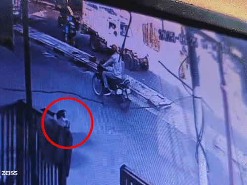 नवजात का शव मुंह में लेकर घूमता रहा कुत्ता; VIDEO:लोगों ने कुत्ते से छुड़वाकर प्लास्टिक के कट्टे से ढका, CCTV फुटेज खंगाल रही पुलिस 1 gif 36 1750832025 FLFmjC