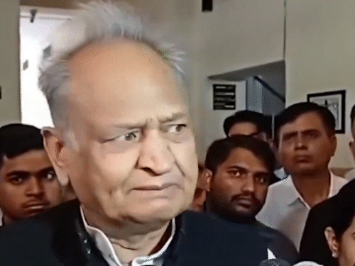 गहलोत बोले-सीएम को हटाने का षड्यंत्र चल रहा है:उनके खिलाफ दिल्ली-राजस्थान में भाजपा के लोग लगे; वे भ्रम में रहेंगे तो तकलीफ होगी 1 gif 53 1750838604 2gJHce