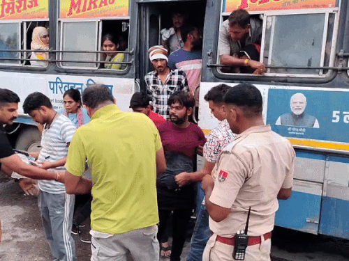 यात्री की जेब से 50 हजार रुपए चोरी:रोडवेज बस में चढ़ते समय हुई वारदात, पता चलते ही पीड़ित ने हल्ला मचाया 1 img8103 1750901193 96q3sr
