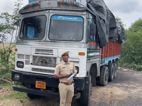 लावारिस ट्रक से 3.30 करोड़ का डोडा पोस्त बरामद:5500 किलो से अधिक अवैध मादक पदार्थ जब्त, पुलिस जांच में ट्रक झारखंड का निकला 1 img8255 1751007385 d4LvUw
