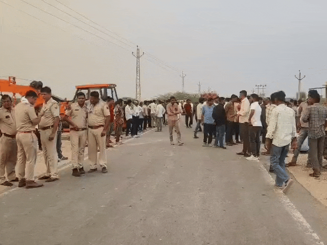तेज रफ्तार हाइड्रा की टक्कर से दो युवकों की मौत:मशीन छोड़कर भागा ड्राइवर, ग्रामीणों ने 3 घंटे प्रदर्शन के बाद उठाया शव 1 inshot20250624233635438 1750791188 0Fq6W9