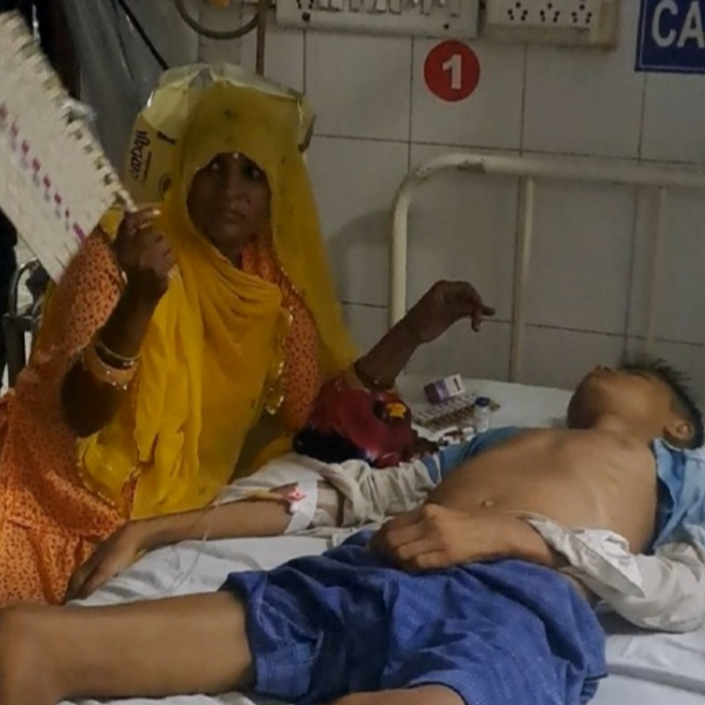 पाली बांगड़ हॉस्पिटल में पंखी से हवा खाते दिखे डॉक्टर-मरीज:लो वॉल्टेज से ट्रोमा वार्ड के एसी हुए बंद, लगाना पड़ा कूलर 1 pali07 1750997370 JCS1Dl