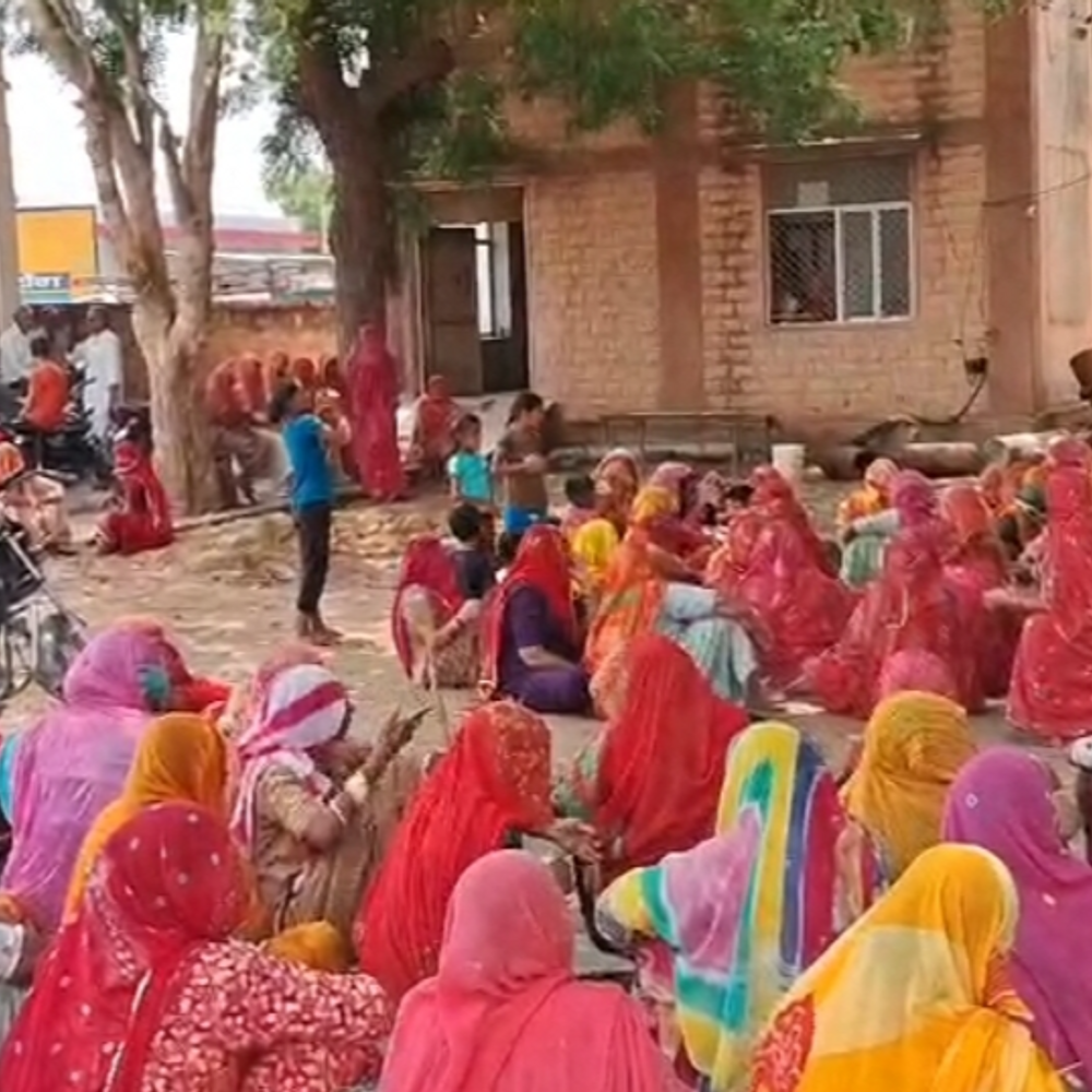 जोधपुर के सालावास में पानी की किल्लत:महिलाओं ने किया जलदाय विभाग का घेराव,शिकायतों के बावजूद नहीं मिला समाधान 1 screenshot20250615 120709gallery 1749969446 UzOcVB