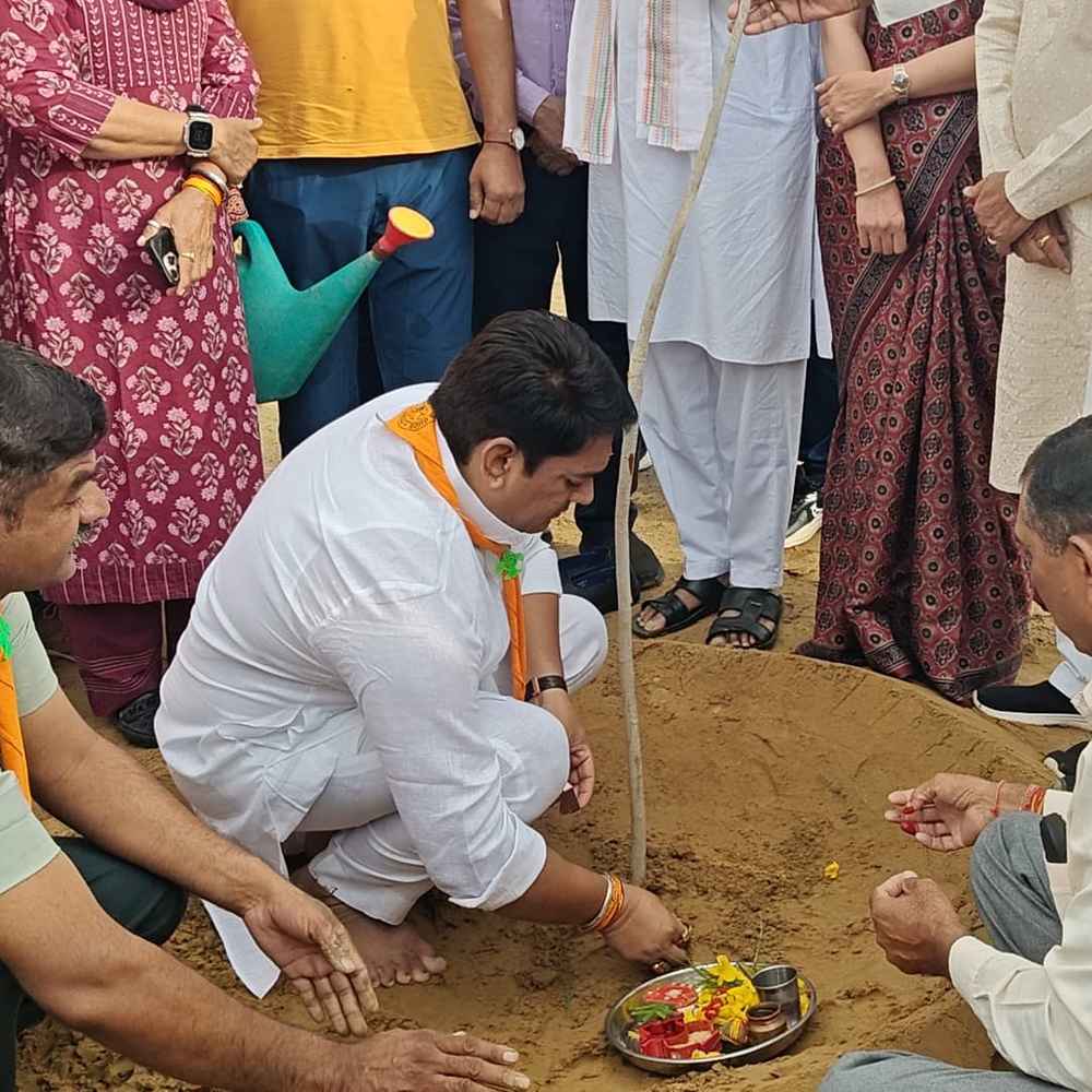 झुंझुनूं में 'वंदे गंगा जल संरक्षण जन अभियान' का शुभारम्भ:तेतरा गांव से हुई जिलास्तरीय शुरुआत, प्रभारी मंत्री और प्रभारी सचिव ने किया पौधारोपण 1 whatsapp image 2025 06 05 at 103344 1749099906 5oWQp7