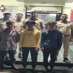 हाईवे पर राहगीर से लूट के 3 आरोपी गिरफ्तार:राहगीर की बाइक और मोबाइल लूटकर भागे थे, ऋषभदेव थाना क्षेत्र का मामला