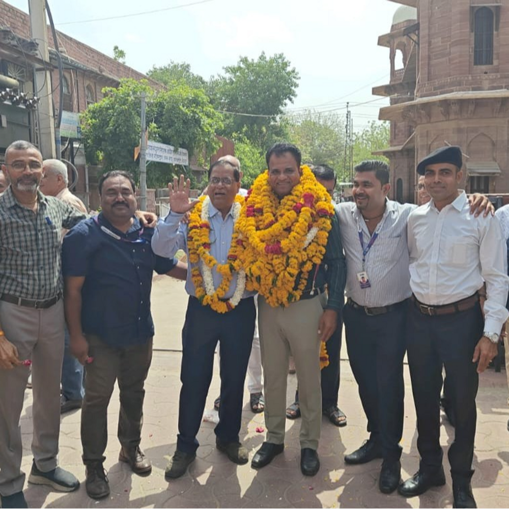 SBISA जयपुर मंडल के अध्यक्ष बने भवानीसिंह सोलंकी:पहली बार जोधपुर को मिली मंडल स्तर की अध्यक्षता, कार्यालय में हुआ भव्य स्वागत 1 whatsapp image 2025 06 062 1749223013 D5v2AN