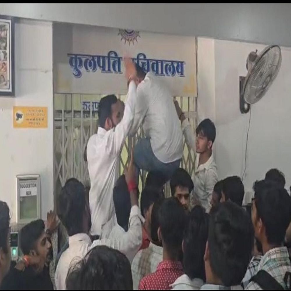 रिजल्ट में गड़बड़ी पर छात्रों ने किया जमकर प्रदर्शन:सुखाड़िया यूनिवर्सिटी के कुलपति के खिलाफ जोरदार नारे, बैठे भूख हड़ताल पर; कहा- कार्रवाई करे प्रशासन 1 whatsapp image 2025 06 16 at 22323 pm 1750064370 NajDfd