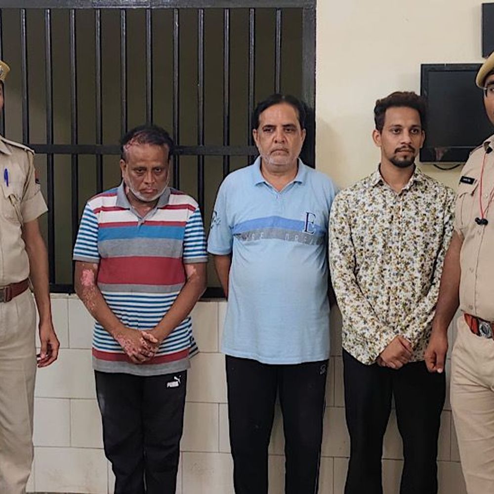 फर्जी दस्तावेज तैयार करने वाले 2 स्टांप वेंडर गिरफ्तार:बैकडेट के स्टांप, नकली स्टांप टिकट और मृतक नोटेरी पब्लिक की सील समेत पकड़ा 1 whatsapp image 2025 06 24 at 63937 am 1750727386 nr0zfb