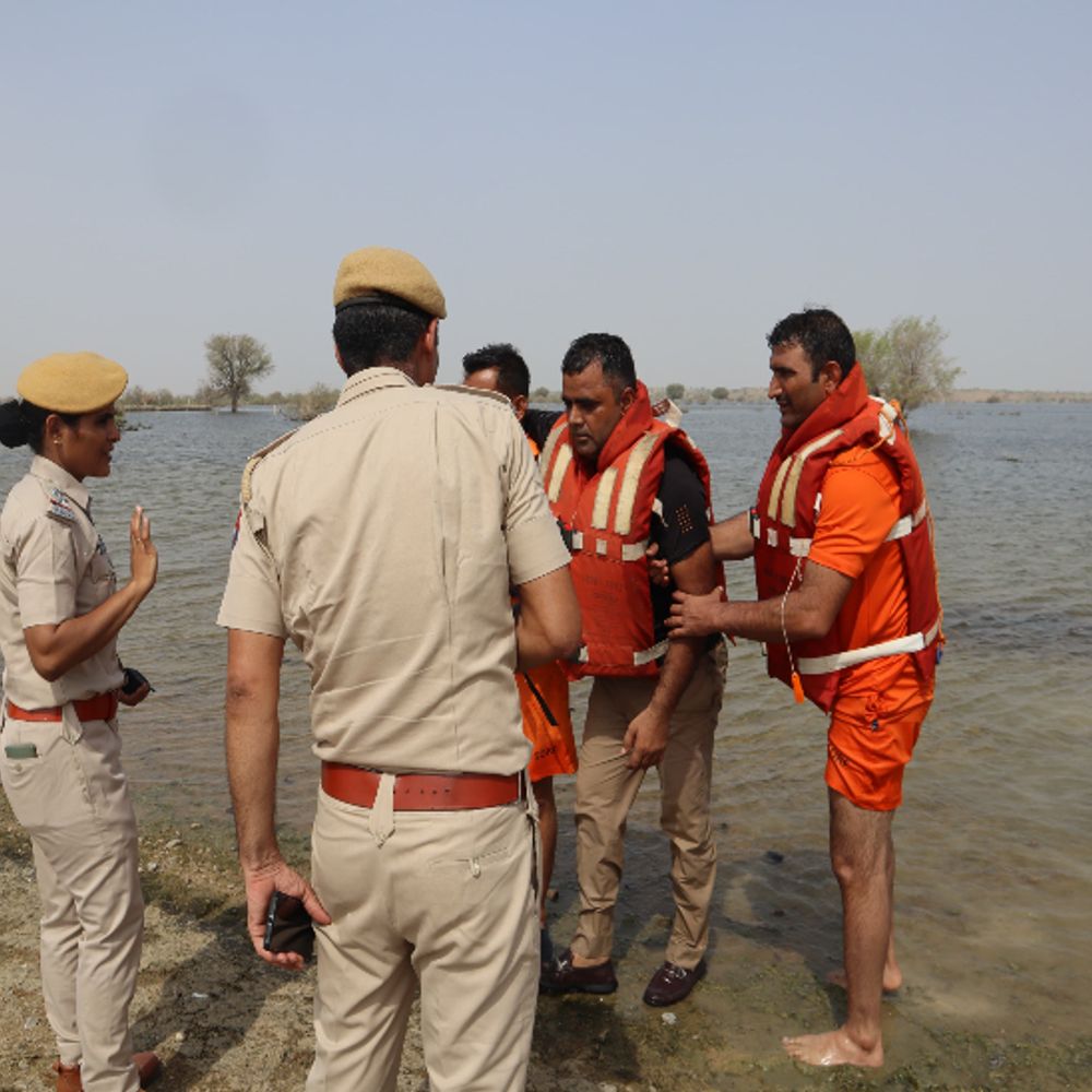सेना व SDRF ने बाढ़ में फंसे लोगों को बचाया:मानसून को लेकर जैसलमेर में की गई जॉइंट मॉक ड्रिल, 70 जवानों ने लिया हिस्सा 1 whatsapp image 2025 06 25 at 103538 fotor 20250626 1750920104 4Gl03Z