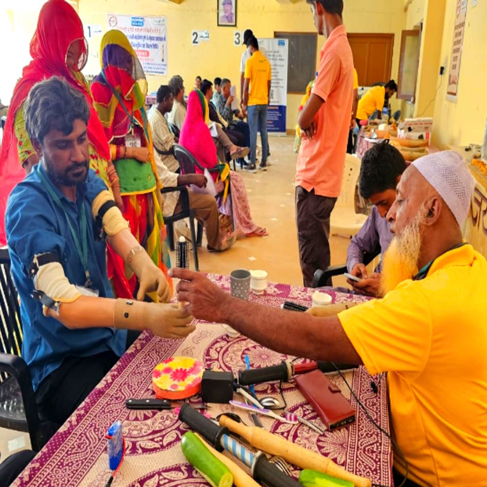 हादसों में हाथ गवां चुके दिव्यांगों को लगाए कृत्रिम-हाथ:साथी समूह बाड़मेर ने जैसलमेर में लगाया फ्री कैंप, लोगों के चेहरे पर आई मुस्कान 1 whatsapp image 2025 06 28 at 164314 fotor 20250628 1751109260 zSXbdF