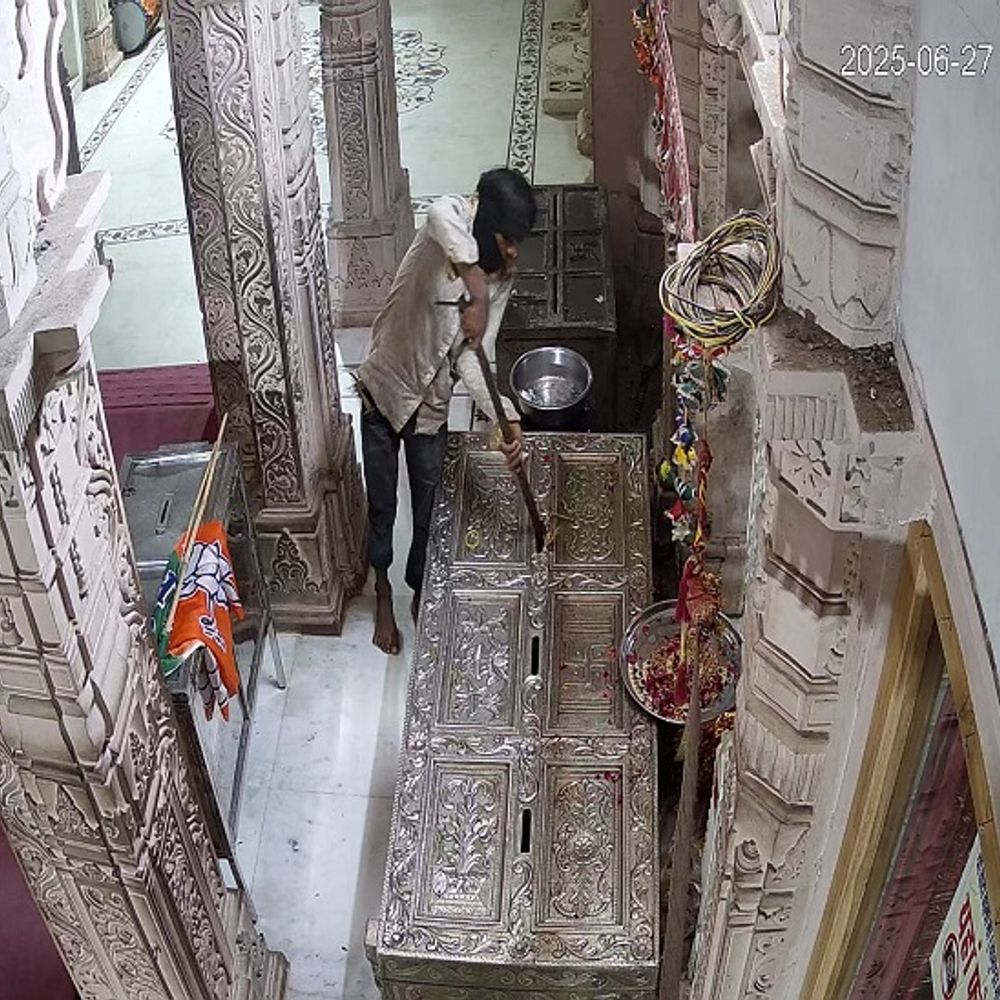 घाटा वाला माताजी मंदिर में फिर चोरी का प्रयास, VIDEO:एक सप्ताह पहले भी हुई थी चोरी, सुबह पुजारी ने देखा तो दानपात्र क्षतिग्रस्त मिला 1 whatsapp image 2025 06 29 at 101934 am 1751172692 aXqPgD