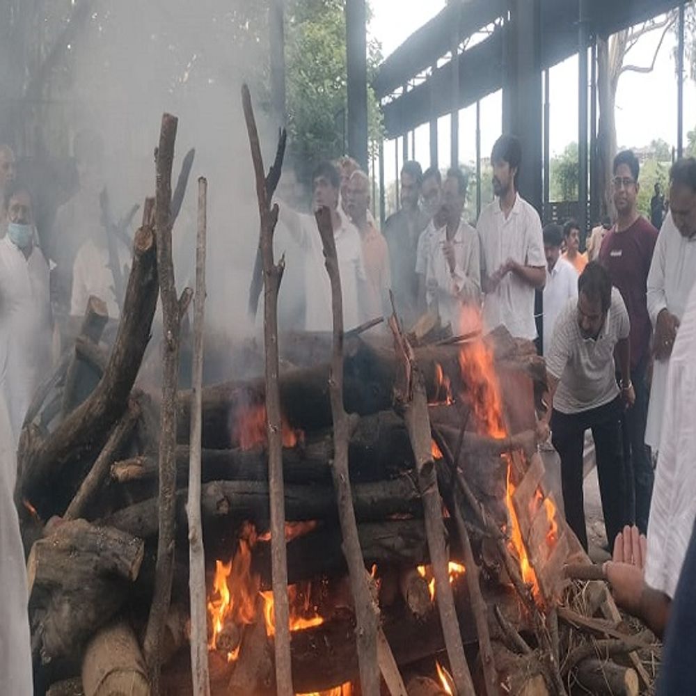 पति-पत्नी का एक ही चिता पर हुआ अंतिम संस्कार:उत्तराखंड हादसे में हुई थी मौत, आज चौथा शव और मिला; 20 यात्री चार धाम यात्रा पर गए थे 1 whatsapp image 2025 06 29 at 71729 pm 1751204999 KkBr7g