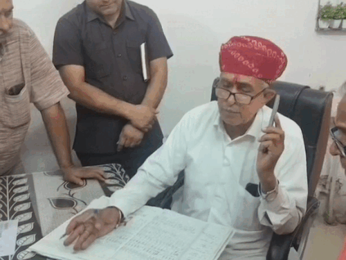 जालोर-सिरोही सांसद ने सियाणा सीएचसी का किया निरीक्षण:हॉस्पिटल से डॉक्टर मिले नदारद, बीसीएमएचओ को लगाई फटकार 1 whatsappvideo2025 06 06at101245a5804379 ezgifcom r 1749185872 w4bnDa