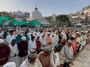 अजमेर में मुस्लिम समाज ने ईद उल अजहा मनाई:दरगाह में जन्नती दरवाजा खोला गया, जियारत के लिए पहुंचे जायरीन