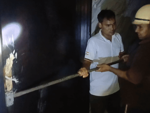 फ्लैट में इलेक्ट्रिक पैनल में लगी आग, बड़ा हादसा टला:धुआं उठने पर सहमे लोग, ताला तोड़कर देखा तो ली राहत की सांस 1 whatsappvideo2025 06 21at101801pm ezgifcom resize 1750560735 cFwIeT