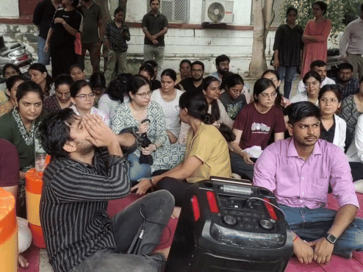उदयपुर में रेजिडेंट डॉक्टर हड़ताल पर, जयपुर से आई टीम:डॉक्टर की मौत पर कहा- किसी भी मांग पर सहमति नहीं बनी, दोबारा पोस्टमॉर्टम की प्रक्रिया शुरू 1 whatsappvideo2025 06 21at14112119120cd3 ezgifcom r 1750495732 ER0rdw
