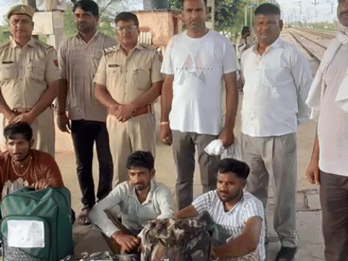 साढ़े 6 लाख की नशे की खेप पकड़ी:पंजाब ले जा रहे थे 45 किलो डोडा चूरा, इंदौर जोधपुर इंटरसिटी एक्सप्रेस से 3 गिरफ्तार 1 whatsappvideo2025 06 22at62845pm ezgifcom resize 1750599039 LD9Ws5