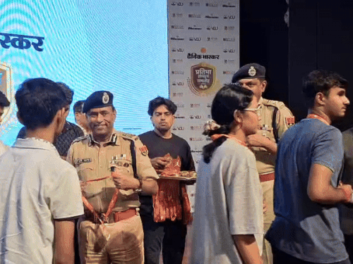 दैनिक भास्कर प्रतिभा सम्मान समारोह का समापन:DGP रवि मेहरड़ा और कमिश्नर बीजू जॉर्ज जोसेफ ने स्टूडेंट्स को किया सम्मानित 1 whatsappvideo2025 06 23at81753pm ezgifcom resize 1750690412 ZOVY6s