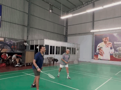 सीनियर सिटीजंस ने बैडमिंटन टूर्नामेंट में किया पार्टिसिपेट:11 कैटेगरी में हुए मुकाबले, दो दिन चली प्रतियोगिता; हेल्दी रहने का दिया मैसेज 1 whatsappvideo2025 06 29at93257pm ezgifcom resize 1751247110 D8S2ET