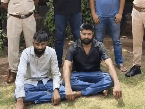 मर्चेंट नेवी में जॉब का ऑफर देकर 50-कैंडिडेट्स से ठगी:फेसबुक पर एड कैम्पेन चलाते, लेपटॉप में मिले 50 फेक ज्वाइनिंग लेटर, 2 अरेस्ट 1 whatsappvideo2025 06 30at202501 ezgifcom resize 1751295789 Su15iD