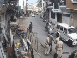 बाजार में थाना अधिकारी ने दिए युवक के थप्पड़ video:महाराणा प्रताप रैली निकलने के दौरान सड़क पर रखे सामान हटाने की बात को लेकर हुआ विवाद