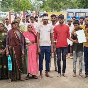 खेत में मक्के की फसल नष्ट कर परिवार पर हमला:4 ट्रैक्टर और हथियारों से पहुंचे बदमाश, कई लोग घायल; पीड़ितों ने SP व कलेक्टर से मांगी मदद
