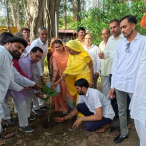 मोड़ी की झर महादेव मंदिर में स्वच्छता अभियान:जनप्रतिनिधियों और स्थानीय युवाओं ने किया श्रमदान, पौधारोपण भी