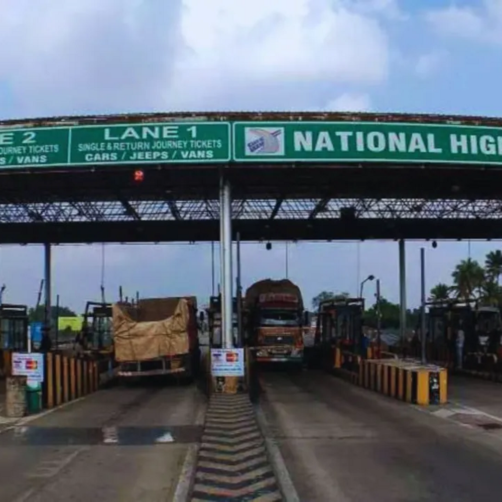 नेशनल हाईवे पर अब आधा लगेगा टोल:सरकार ने इसमें 50% की कटौती की, सवाल-जवाब में समझें ये नया बदलाव 1 66e044988dd92 toll plaza 100735501 16x9 1751689866 83DnAi