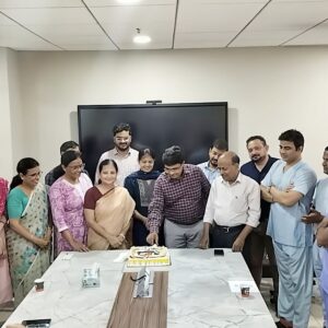 डॉक्टरों ने की शिव सेवा की प्रतिज्ञा:जयपुर के एसआरके अस्पताल में डॉक्टर्स डे समारोह मनाया; मरीजों ने फूल देकर जताया आभार
