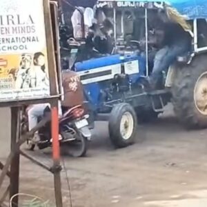 बजरी से भरे ट्रैक्टर-ट्रॉली ने बाइक को मारी टक्कर:पिता-पुत्री घायल, 14 साल की बेटी को अस्पताल से किया रेफर