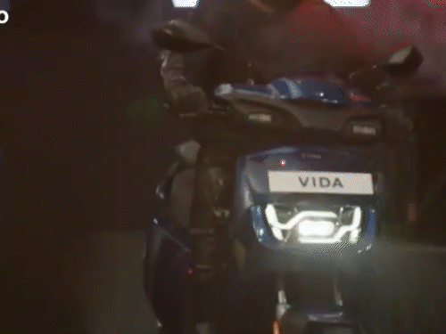 हीरो विडा-VX2 ₹15,000 तक सस्ता हुआ, 142km की रेंज मिलेगी:इलेक्ट्रिक स्कूटर 96 पैसे में 1 किलोमीटर चलेगा, इंट्रोडक्टरी प्राइस ₹44,990 1 comp 31751385050 1752149763 4W2d73