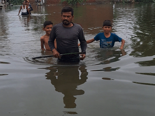 गेट के सामने सांप तैर रहे, बच्चों का स्कूल छूटा:दूध-ब्रेड, सब्जी तक को तरसे, घर में पानी भरा तो पत्नी-बच्चों को ससुराल भेजा 1 gif 1 1752635788 gIKUF7