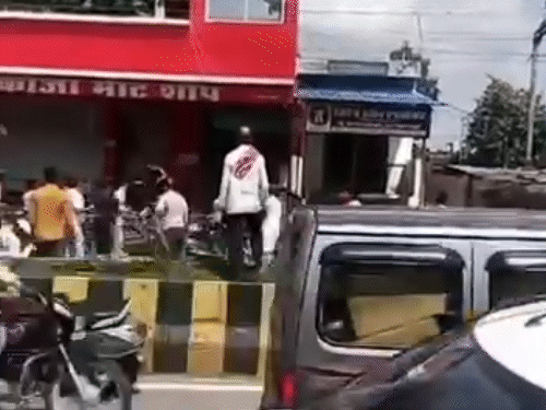 अजमेर में 5-रुपए को लेकर चाचा-भतीजे की चाकू मारकर हत्या;VIDEO:7 घायल, 50 से ज्यादा लोगों ने किया हमला; वॉट्सऐप पर शुरू हुआ था विवाद 1 gif 37 11752590412 1752599798 r32gHC