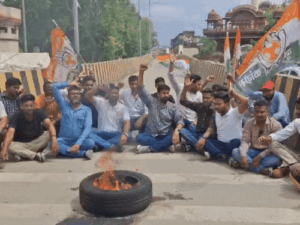 यूथ कांग्रेस ने टायर जलाकर किया प्रदर्शन:ब्रिज की जमीन धंसने के मामले में किया विरोध, भ्रष्ट अधिकारियों पर कार्रवाई की मांग