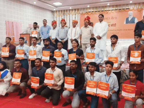 अजमेर में रोजगार मेले में 118 युवाओं को मिली नौकरी:केंद्रीय मंत्री बोले- 2047 तक विकसित राष्ट्र बनेगा भारत, युवाओं की इसमें जिम्मेदारी बनती है 1 img9278 1752305628 TjX36u
