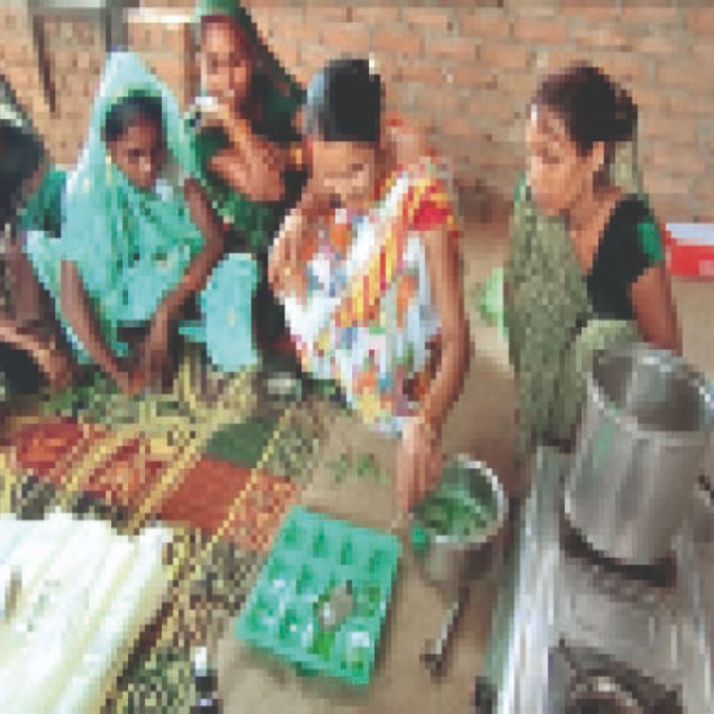 आदिवासी महिलाएं घर में हर्बल साबुन बनाकर बेच रहीं:राजस्थान के बांसवाड़ा में 1 साल में 20 हजार साबुन बेचे, गांव में पलायन बंद 1 orig 2029 1751845764 hGwkga