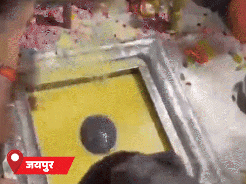 भोलेनाथ का 2 क्विंटल देसी-विदेशी फूलों से श्रृंगार:151 किलो गाय के घी से अभिषेक, 3100KG आम से सजाया गया शिवालय 1 sawan 6 1752479679 7zz1fa