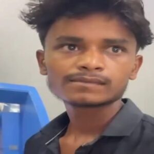 डुप्लीकेट चाबी से एटीएम मशीन को खोलते बदमाशों का VIDEO:एटीएम मशीन के अंदर टेप लगाकर करते थे ठगी, लोगों ने दोनों बदमाशों की जमकर पिटाई की