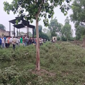 अर्थी लेकर कीचड़ से निकलना पड़ा:तूलेड़ा में श्मशान घाट पर गंदा पानी जमा, फिसलकर भी गिर रहे ग्रामीण