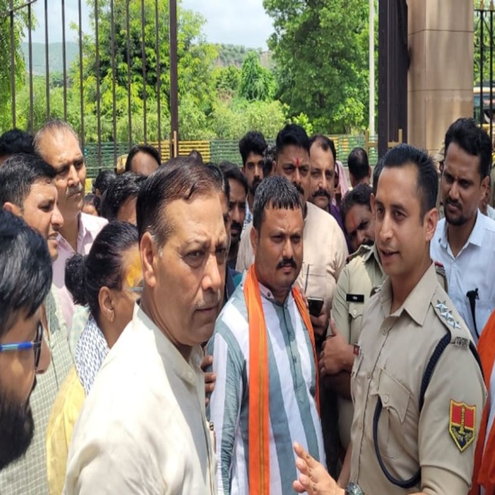 अलवर शहर में मीनार के वापस निर्माण का विरोध:बीजेपी के पूर्व विधायक बोले- गाय का सिर मिला, पुलिसकर्मी को पीटा, ये हालात ठीक नहीं; आंदोलन की चेतावनी दी 1 whatsapp image 2025 07 08 at 121347 pm 1751959412 Tf8nip