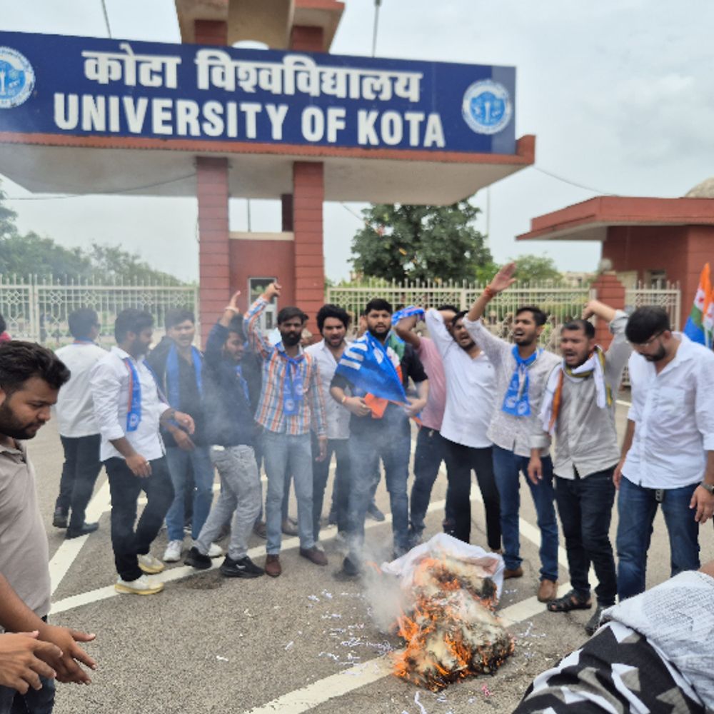 इतिहास से छेड़छाड़ के खिलाफ NSUI ने किया प्रदर्शन:कक्षा 12वीं में पाठ्यक्रम को हटाने के विरोध में कोटा यूनिवर्सिटी के बाहर शिक्षा मंत्री का पुतला जलाया 1 whatsapp image 2025 07 12 at 141147 fotor 20250712 1752321342 vzdgfN