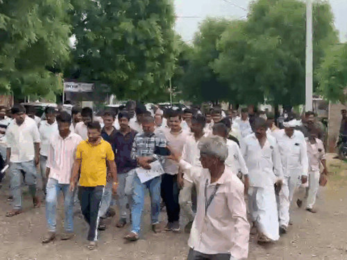 बागोड़ा में हुई चोरियों का खुलासा करने की मांग:व्यापारियों व आमजन ने बाजार बंद रखकर प्रदर्शन किया और मुख्यमंत्री के नाम एसडीएम को सौंपा ज्ञापन 1 whatsappvideo2025 07 01at1528478201cc1b ezgifcom r 1751364293 rZictf