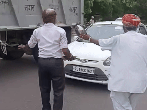 पेंशन नहीं मिलने पर विश्वविद्यालय के पेंशनर्स ने मांगी भीख:बोले- 7 माह से नहीं मिली पेंशन, 48 दिन से धरना देने पर भी नहीं हो रही सुनवाई 1 whatsappvideo2025 07 01at24527pm ezgifcom resize 1751365076 r3ZTiY