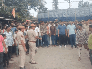 पुलिस ने बदमाश का निकाला जुलूस:बाजार में हाथ जोड़कर मांगता रहा माफी, व्यापारी को मारा था चाकू
