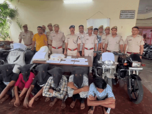 लूट के आरोपी ने जयपुर में गोल्ड गलाकर बेचा:250 ग्राम सोना और 20 लाख बरामद; 3 बाइक और एक स्कूटी भी जब्त 1 whatsappvideo2025 07 09at71353pm ezgifcom resize 1752072429 MYK7Qr