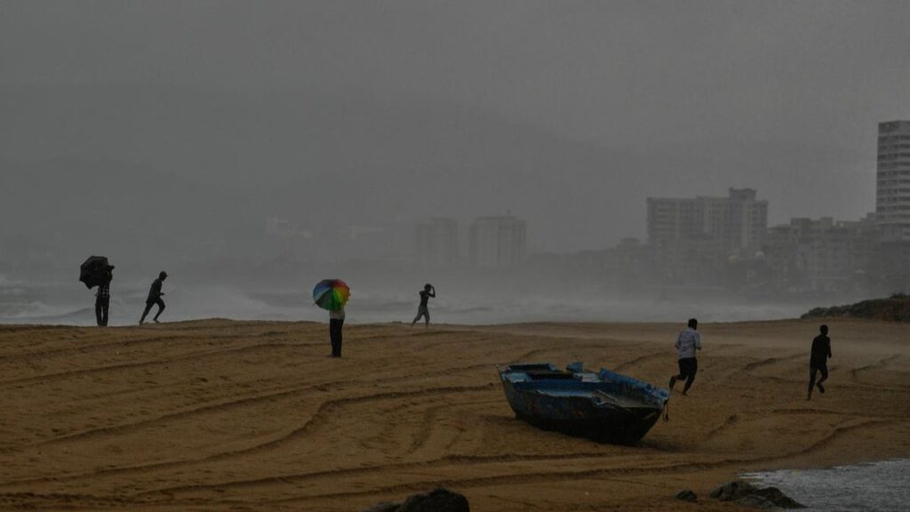 Cyclone Montha Update: आंध्र प्रदेश में मचा तूफान का कहर, 16 जिलों में रेड अलर्ट जारी