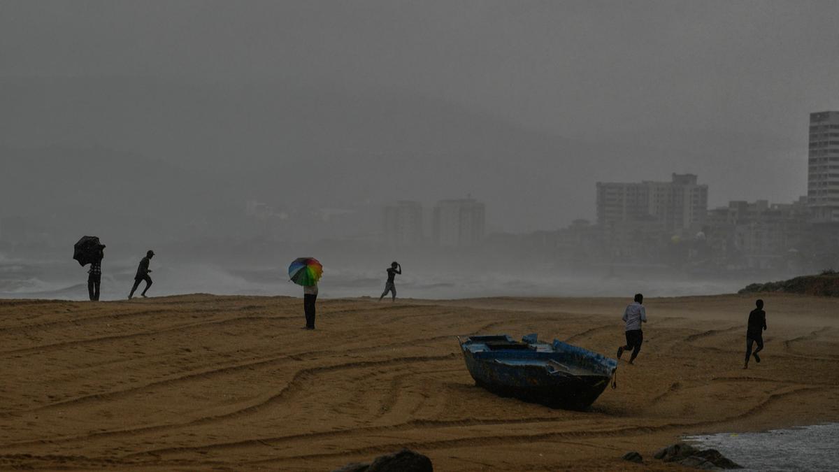Cyclone Montha Update: आंध्र प्रदेश में मचा तूफान का कहर, 16 जिलों में रेड अलर्ट जारी